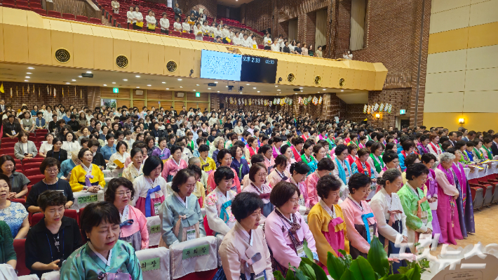 통합 여전도회전국연합회 제90회 정기총회는 2일부터 사흘동안 한국교회100주년기념관 글로리아홀에서 진행된다. 사진은 2일 개회예배 모습. 송주열 기자