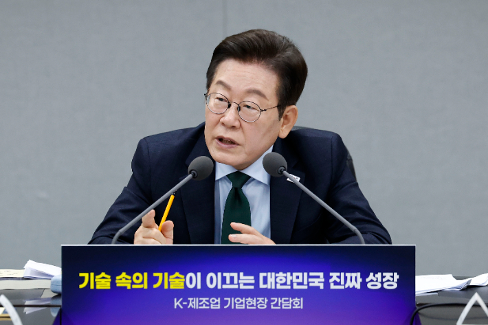 '강소기업' 찾은 李대통령 "먹고사는 문제 핵심은 기업 성장"
