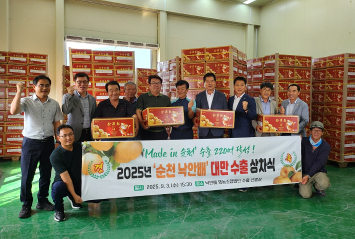 전남 순천시는 3일 낙안배영농조합법인수출선별장에서 '2025년 순천 명품 낙안배 대만 수출 기념 상차식'을 개최했다. 순천시 제공