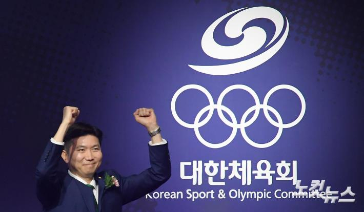 지난 1월 14일 서울 송파구 올림픽공원 올림픽홀에서 제42대 대한체육회장선거에서 당선된 유승민 후보가 손을 들어 기뻐하고 있다. 박종민기자