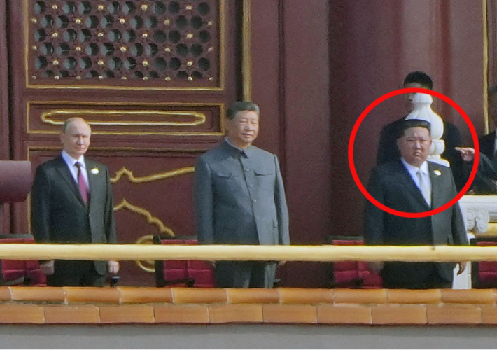 천안문 망루에 선 김정은…1959년 김일성, 2015년 박근혜 비교해보니[영상]