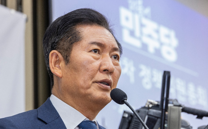 더불어민주당 정청래 대표가 3일 국회에서 열린 검찰개혁·정부조직법 개편 의견 수렴을 위해 열린 정책 의원총회에 참석해 의원들에게 인사말을 하고 있다. 연합뉴스