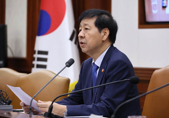 구윤철 부총리 겸 기획재정부 장관이 3일 서울 종로구 정부서울청사에서 열린 경제관계장관회의 겸 산업경쟁력강화 관계장관회의에서 발언하고 있다. 연합뉴스