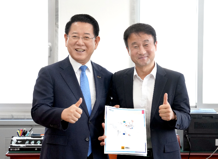 김영록 전라남도지사가 3일 서울 국회에서 한병도 국회 예산결산특별위원장과 면담을 갖고 2026년 전남도 국고 핵심 사업을 건의하고 협조를 요청하고 있다. 전라남도 제공