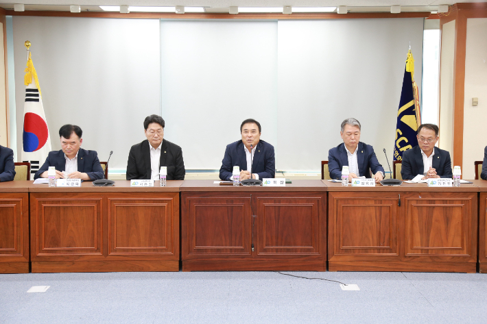 기자 간담회에서 발언하고 있는 윤학수 대한전문건설협회장(가운데). 협회 제공