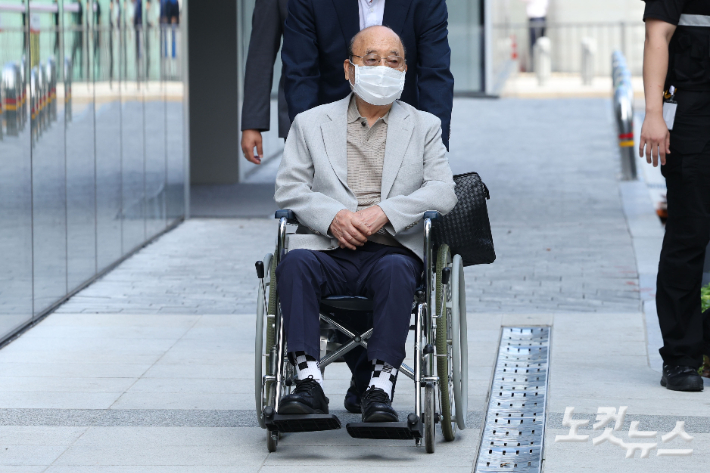 김건희 씨에게 '나토 순방 목걸이'를 건넸다고 자수한 서희건설 이봉관 회장이 2일 오전 서울 종로구 KT광화문빌딩에 마련된 김건희 특별검사팀(특별검사 민중기)에 출석하고 있다. 류영주 기자