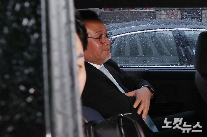 주가조작 의혹으로 김건희 여사 관련 의혹을 수사하는 민중기 특별검사팀의 조사를 받은 이일준 삼부토건 회장이 서울 서초구 서울중앙지방법원에서 열린 구속 전 피의자 심문(영장실질심사)을 받은 뒤 법원을 나서고 있다. 류영주 기자
