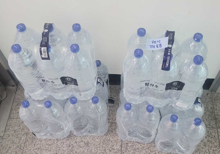 급수 지원에 구슬땀을 흘리고 있는 소방관들에게 보내 온 생수. 강릉소방서 제공