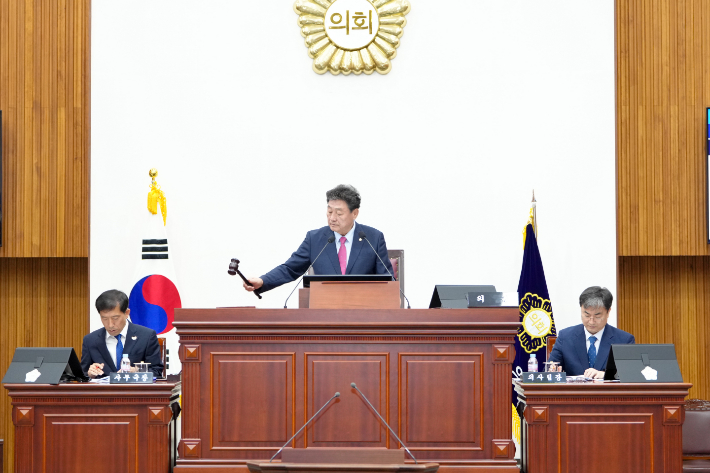 이동협 경주시의회 의장이 제292회 임시회를 주재하고 있다. 경주시의회 제공