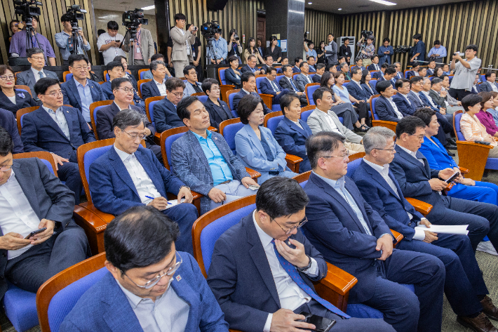 3일 국회에서 열린 검찰개혁·정부조직법 개편 의견 수렴을 위해 열린 더불어민주당 정책 의원총회에 참석한 의원들이 정청래 대표의 인사말을 듣고 있다. 연합뉴스