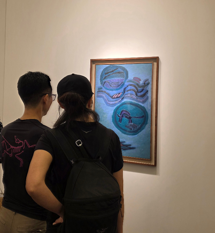 3일 서울 강남구 삼성동 코엑스에서 개막한 '프리즈 서울'에서 학고재의 김환기 작품 '구름과 달'을 관람객들이 감상하고 있다. 이 작품은 20억원에 팔렸다. 곽인숙 기자