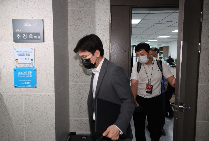 서울 여의도 국회 의원회관 내 추경호 의원실에서 특검팀 관계자들이 나오고 있다. 연합뉴스