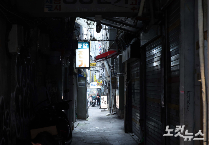 문닫은 상점이 즐비한 서울 명동거리 모습. 황진환 기자