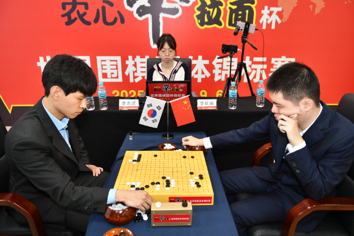 대국 후 복기. 이지현(사진 왼쪽) vs 리친청. 한국기원 제공