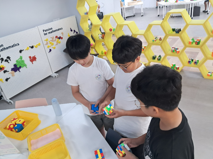 학생들이 울산수학문화관에서 큐브 등 수학 체험 활동에 참여하고 있다. 울산광역시교육청 제공 