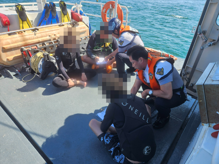3일 오후 2시 40분쯤 광안리해수욕장 수상레저 금지구역에서 수상오토바이를 운항한 3명이 해경에 적발됐다. 부산해양경찰서 제공