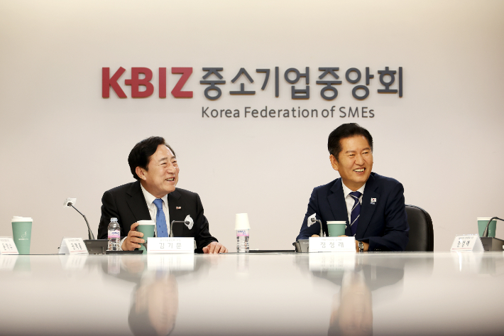 중소기업중앙회 김기문(왼쪽) 회장과 더불어민주당 정청래 대표. 중기중앙회 제공