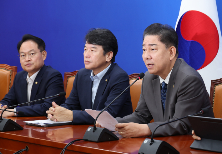 더불어민주당 김병기 원내대표가 4일 국회에서 열린 정책조정회의에서 발언하고 있다. 연합뉴스