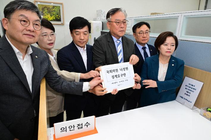 더불어민주당 이재강, 이성윤 의원, 조국혁신당 정춘생 의원, 진보당 전종덕 의원 등이 4일 서울 여의도 국회 의안과에 나경원 의원 징계요구안을 제출하기 위해 들어서고 있다. 연합뉴스