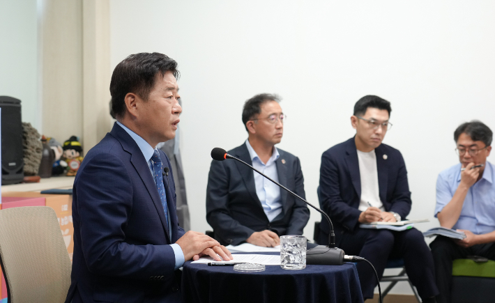 오영훈 제주지사가 4일 오전 도청 소통회의실에서 기자간담회를 갖고 기초자치단체 출범 시기를 2027년이나 2028년으로 늦추겠다고 밝혔다. 제주도 제공 