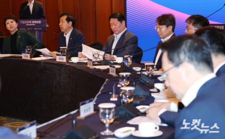 구윤철 경제부총리 겸 기획재정부 장관이 4일 오전 서울 중구 롯데호텔에서 대한상의·한국경제인협회·한국중견기업연합회가 연 기업성장포럼 출범식에 참석해 인사말을 하고 있다.