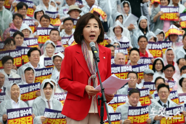 국민의힘 나경원 의원이 4일 서울 여의도 국회 본청 앞 계단에서 열린 야당말살 정치탄압 특검수사 규탄대회에서 규탄 발언을 하고 있다.