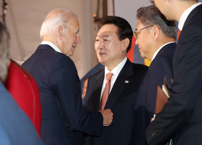 지난 2022년 9월 21일(현지시간) 윤석열 전 대통령과 조 바이든 당시 미국 대통령이 미국 뉴욕 한 빌딩에서 열린 글로벌펀드 제7차 재정공약회의를 마친 뒤 대화를 나누는 모습. 연합뉴스
