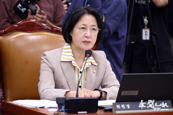 4일 서울 여의도 국회에서 열린 법제사법위원회 전체회의 