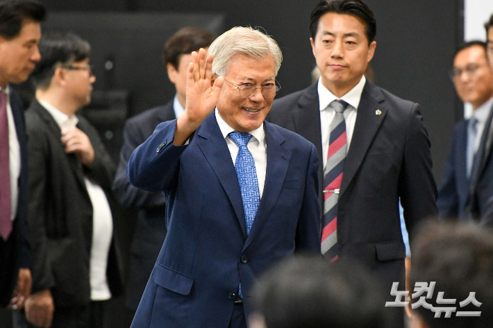 문재인 전 대통령이 지난 6월 18일 서울 강남구 삼성동 코엑스에서 열린 2025 서울국제도서전 '한국에서 가장 좋은 책' 시상식에 참석하고 있다. 박종민 기자