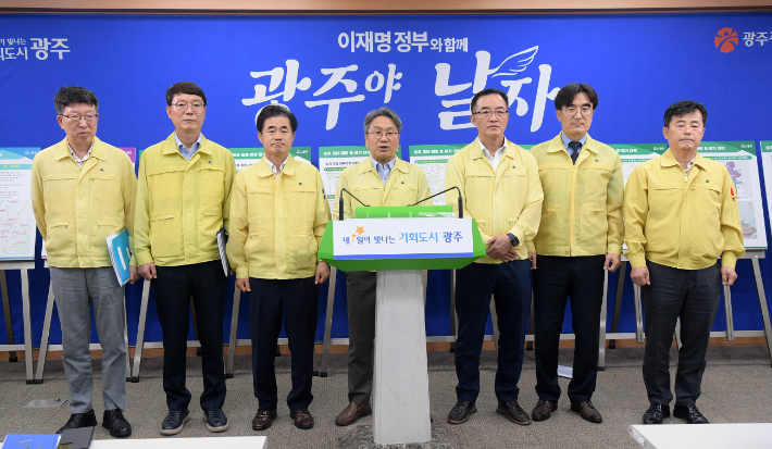 강기정 광주광역시장이 4일 시청 브리핑실에서 5개 자치구와 함께 기자회견을 열고 '광주시민 생활안정을 위한 호우피해 복구 및 침수 예방 대책'을 발표하고 있다. 광주광역시 제공