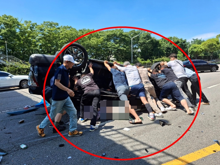 '맨손으로 차량 번쩍'…전복 차량에서 일가족 구한 영웅들