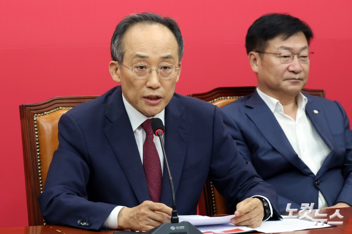 국민의힘 추경호 전 원내대표가 4일 서울 여의도 국회에서 기자간담회를 열고 12.3 비상계엄 당일 원내대응상황 사실관계를 설명하고 있다