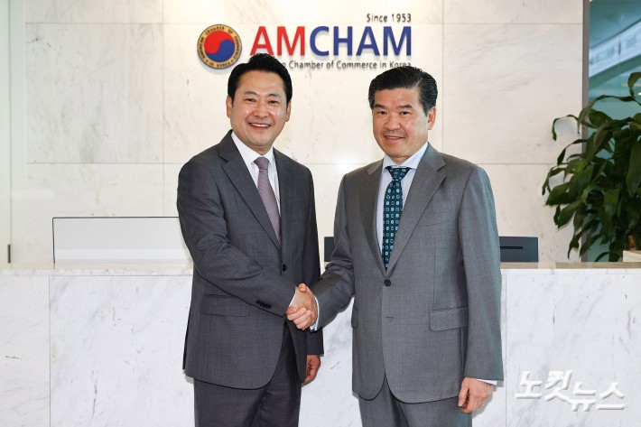장동혁 국민의힘 대표와 제임스 김 주한미국상공회의소 회장이 4일 오후 서울 여의도 주한미국상공회의소에서 열린 국민의힘-주한미국상공회의소(AMCHAM) 간담회에 앞서 기념촬영을 하고 있다.