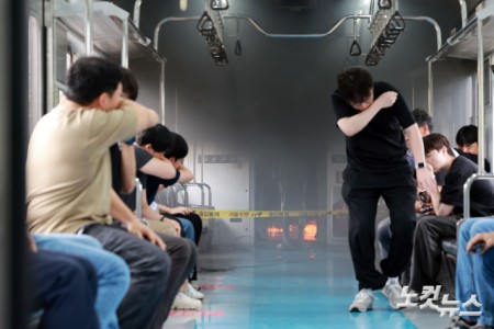 전동차 화재 시연, 대피하는 승객들