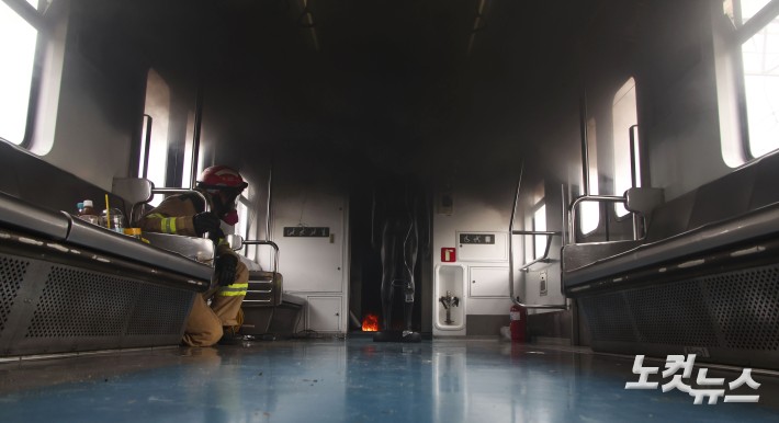 검은 연기로 가득한 전동차 내부