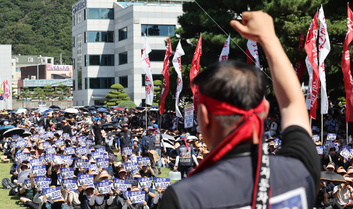 3일 울산시 북구 현대자동차 울산공장 본관 앞에서 열린 현대차 노조의 총파업 결의대회에서 조합원들이 구호를 외치고 있다. 이날 노조는 올해 임금 및 단체협약 교섭 난항으로 부분 파업에 들어갔다. 연합뉴스