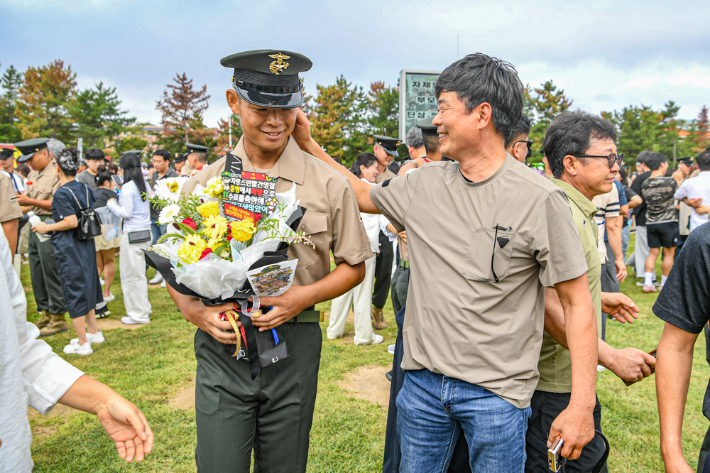  해병 1320기 수료식에서 신병이 가족들과 수료의 기쁨을 나누고 있다. 해병대 제공