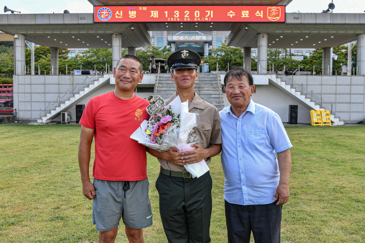 (왼쪽부터) 아버지(병 795기), 김혜민 이병(병 1320기), 할아버지(병 182기). 해병대 제공