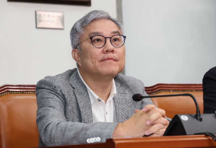 더불어민주당 최강욱 교육연수원장이 22일 국회에서 열린 최고위원회의에 참석해 있다. 연합뉴스