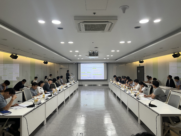 광주광역시(시장 강기정)는 4일 시청에서 '간선급행버스체계(BRT) 개발계획 수립 용역 중간보고회'를 열고 주요 추진현황과 향후 방향을 공유했다. 광주시 제공