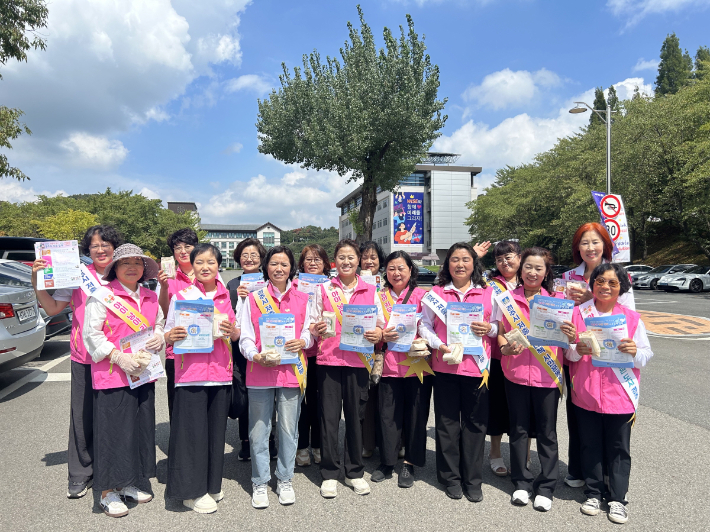 경주시와 한자녀더갖기운동연합 경주시지부가 청년과 함께하는 저출생 극복 캠페인을 펼치고 있다. 경주시 제공