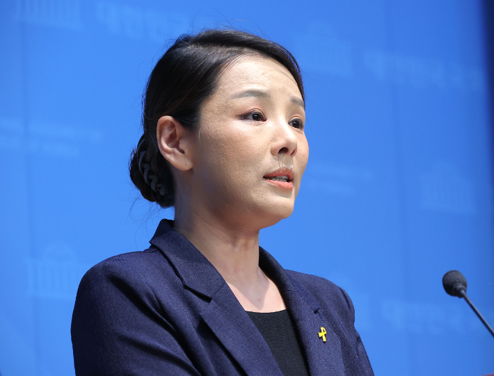 조국혁신당 강미정 전 대변인이 4일 서울 여의도 국회 소통관에서 당내 성비위 의혹과 관련한 탈당 기자회견을 하고 있다. 연합뉴스