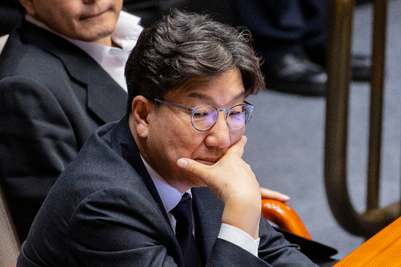 국민의힘 권선동 의원이 1일 국회에서 열린 제429회 국회 정기회 개회식에 참석해 굳은 표정으로 국회의장의 개회사를 듣고 있다. 연합뉴스