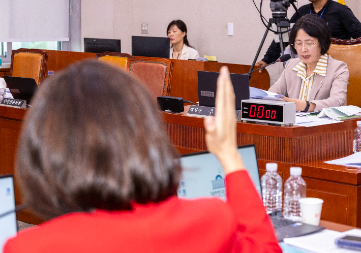 국민의힘 국회 법제사법위원회 간사인 곽규택 의원과 나경원 의원을 비롯한 의원들이 4일 국회에서 열린 법제사법위원회 전체 회의에서 회의 진행을 놓고 추미애 법사위원장에게 항의하고 있다. 연합뉴스