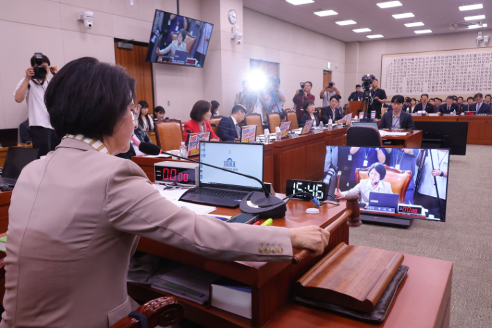 4일 서울 여의도 국회에서 열린 법제사법위원회 전체회의에서 추미애 위원장이 의사봉을 두드리고 있다. 연합뉴스