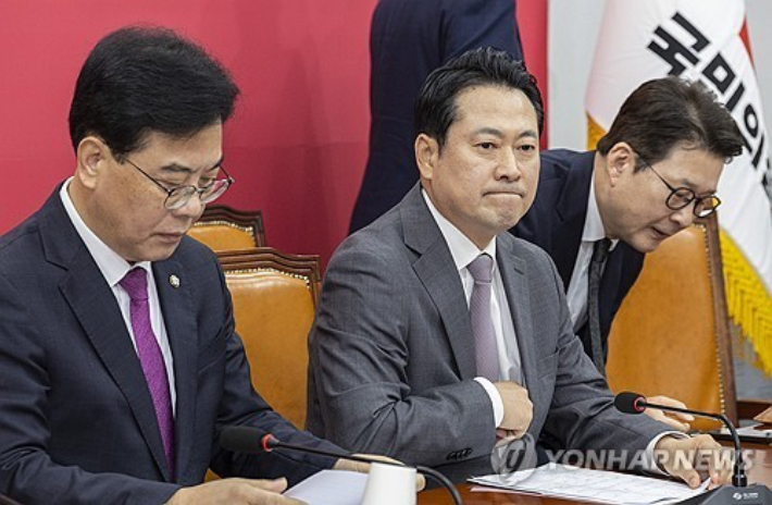     (서울=연합뉴스) 황광모 기자 = 국민의힘 장동혁 대표와 송언석 원내대표가 4일 국회에서 최고위원회의를 시작하고 있다. 2025.9.4     hkmpooh@yna.co.kr (끝) 연합뉴스