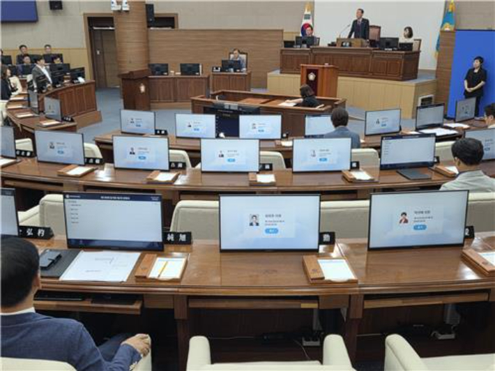 창원시의회 본회의장, 비어있는 국민의힘 의원석. 연합뉴스