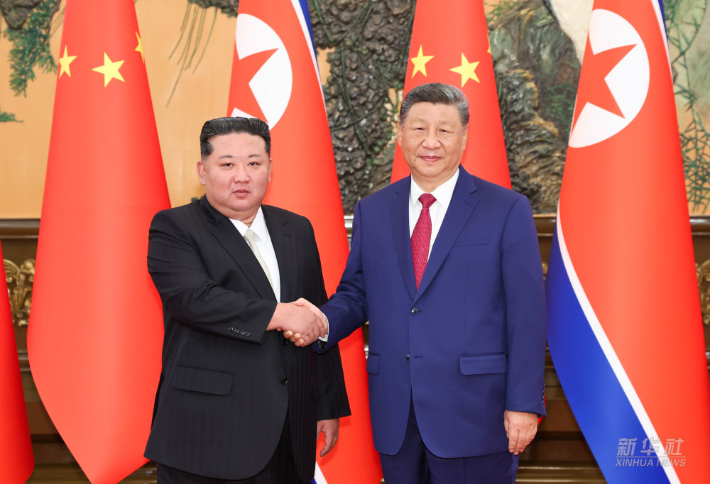 정상회담장에서 악수 나누는 김정은 위원장과 시진핑 주석. 신화통신 홈페이지 캡처