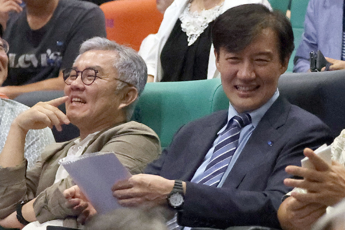 지난달 24일 오후 경남 양산시 물금읍 메가박스 양산증산점에서 영화 '다시 만날, 조국' 관람을 앞두고 객석에 앉아 있는 최강욱 더불어민주당 교육연수원장과 조국혁신당 조국 혁신정책연구위원장. 연합뉴스