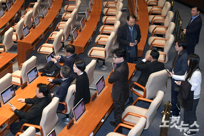 윤석열 당시 대통령이 비상계엄을 선포했던 지난해 12월 4일 서울 여의도 국회 본회의장에 국민의힘 당시 한동훈 대표가 의원들과 함께 있다. 이날 본회의에서 비상계엄 해제 요구 결의안이 재석190인, 찬성190인으로 가결됐다. 윤창원 기자